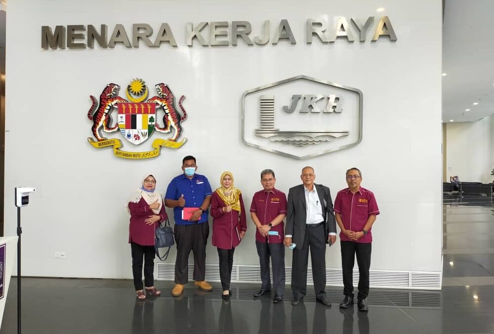 KUNJUNGAN HORMAT UNIT UTMALUMNI KE PEJABAT KETUA PENGARAH KERJA RAYA