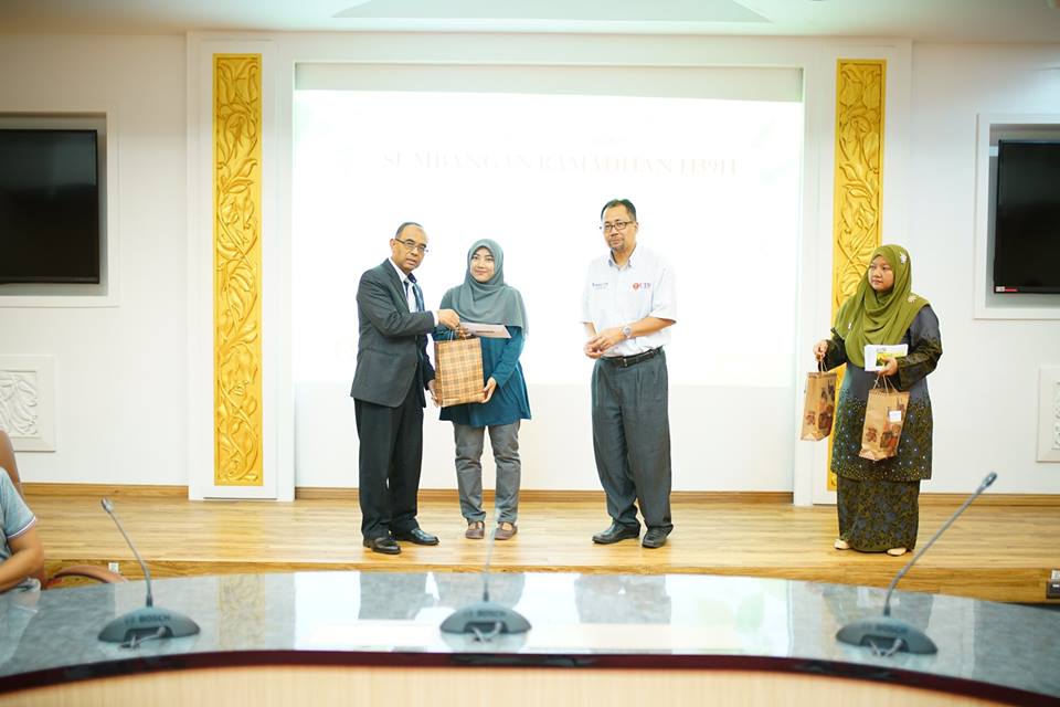 Endowmen UTM Hulur Sumbangan Ramadhan 1439H Kepada Pelajar B40 UTM