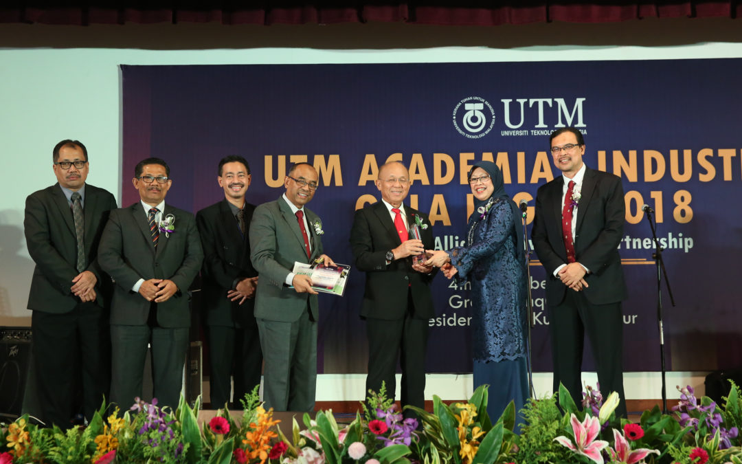 Yayasan Azman Hashim and  Maha Persada Group Recipient of Outstanding Endowment Award – UTM Academia-Industry Gala Night 2018
