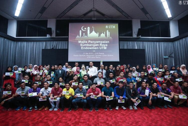 YAB MENTERI BESAR JOHOR SAMPAIKAN BANTUAN HARI RAYA 1440 HIJRAH KEPADA 100 PELAJAR B40 UTM