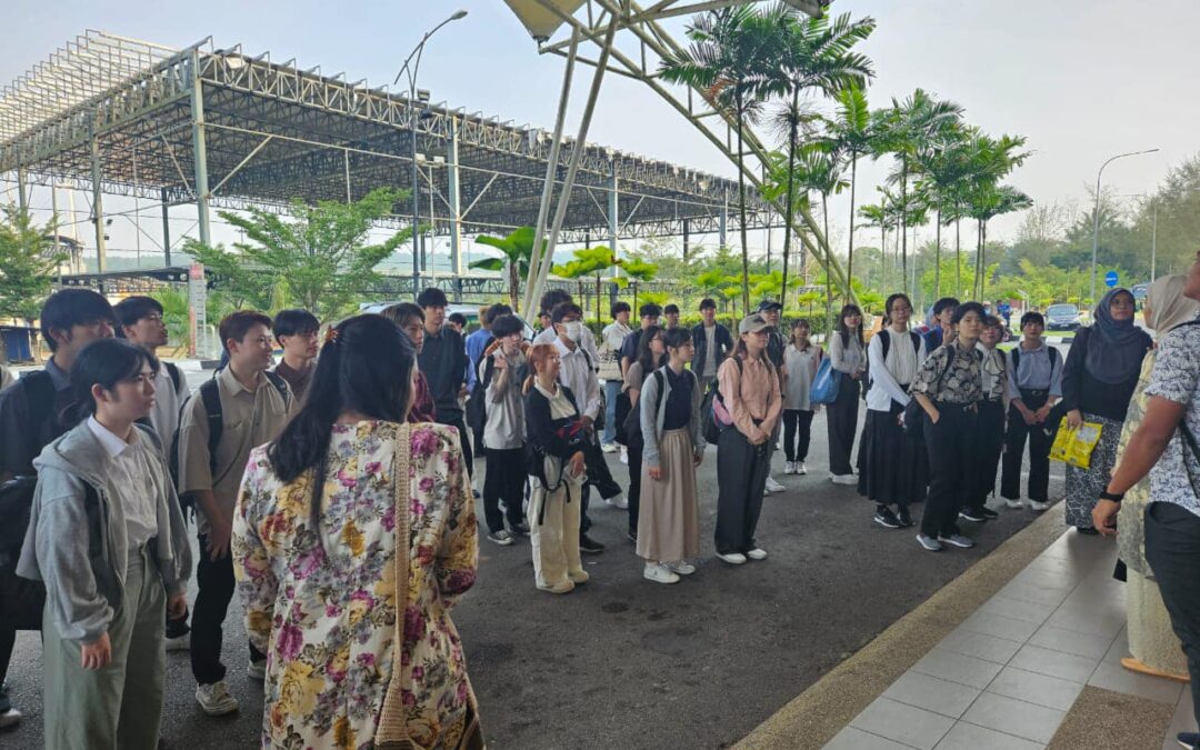 LAWATAN PELAJAR JEPUN DARI AKADEMI BAHASA UNIVERSITI TEKNOLOGI MALAYSIA